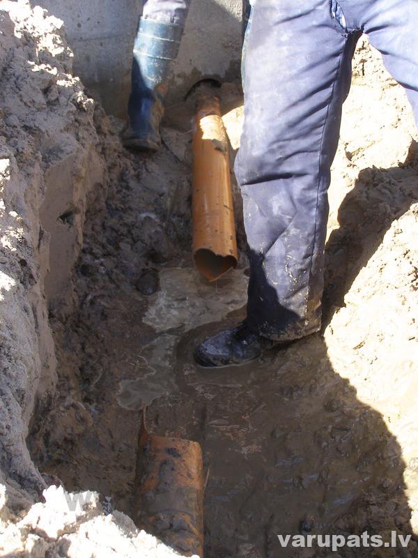 Plīsušas, salauztas kanalizācijas caurules remonts